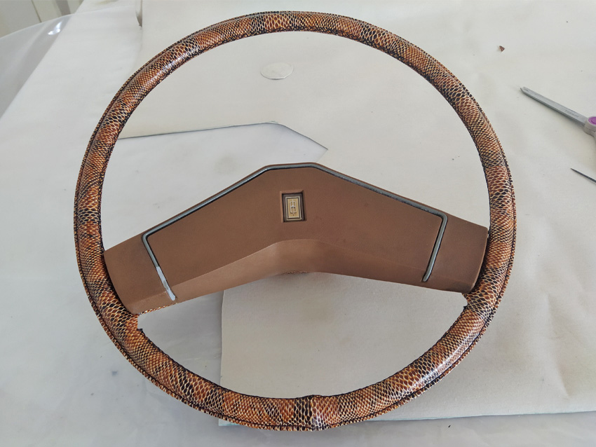 Volant habillé d'un cuir texturé