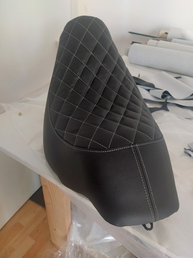 Selle de moto noire avec surpiqûre losange réalisée à Madière