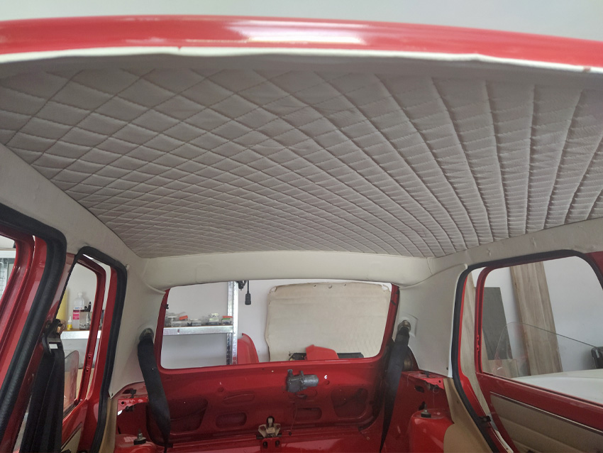 Ciel de toit automobile rouge capitonné dans l’atelier