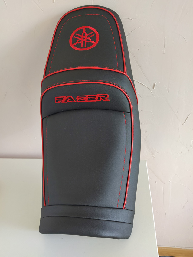 Selle de moto Yamaha Fazer noire avec broderies, passepoil et coutures rouges