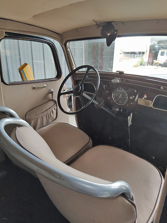 Habitacle clair d’une automobile ancienne restaurée